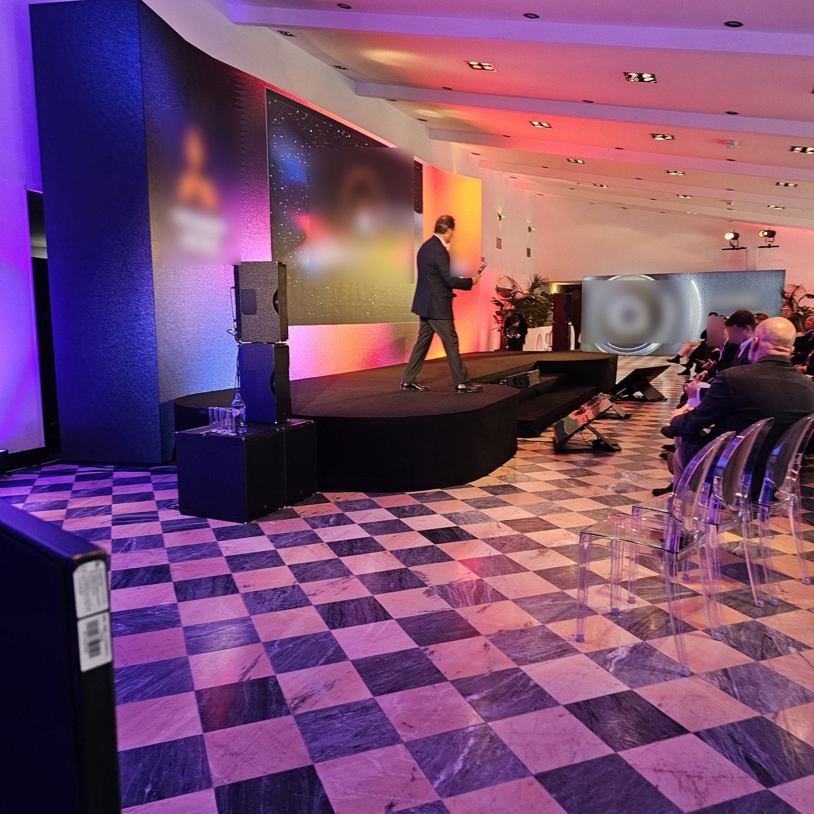 Montagem AV e LED wall em conferência do setor automóvel — equipamento Turnip Portugal