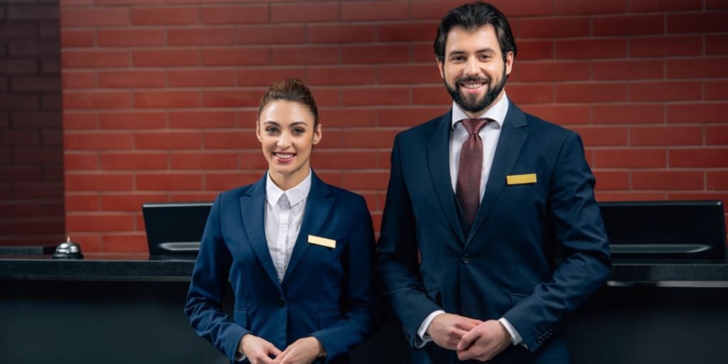 Staff de evento em receção e credenciação de participantes de congresso corporativo