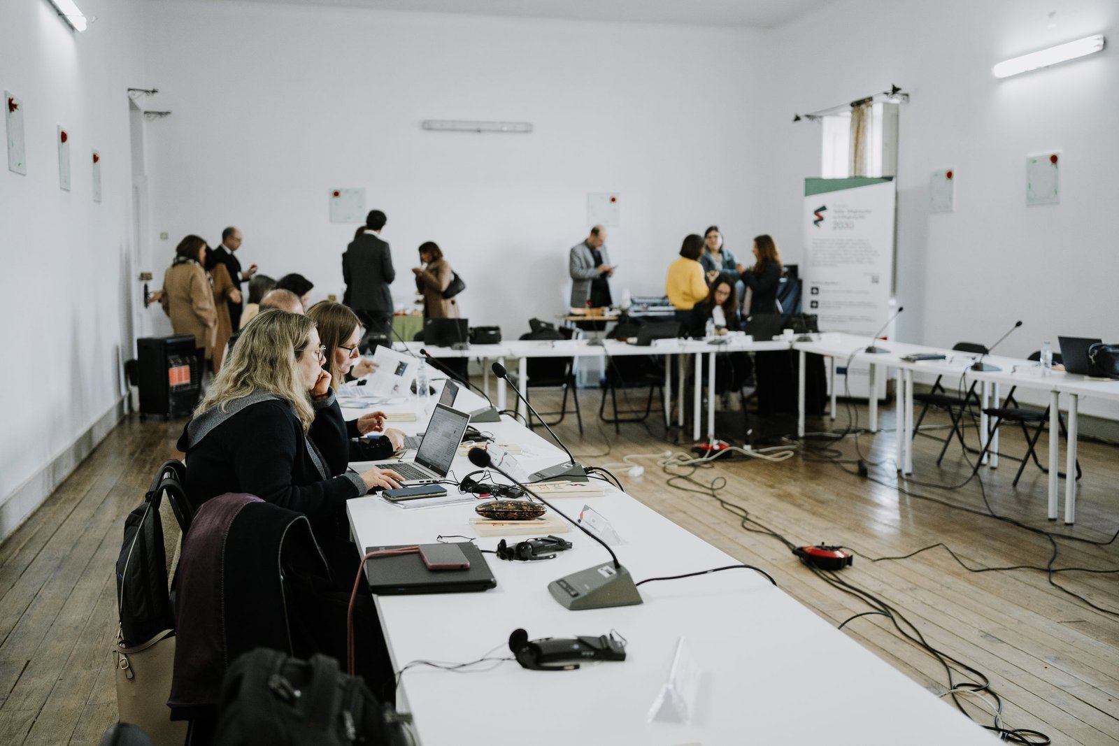 Fotografia de orador em palco de congresso corporativo — cobertura Turnip Portugal, 2025