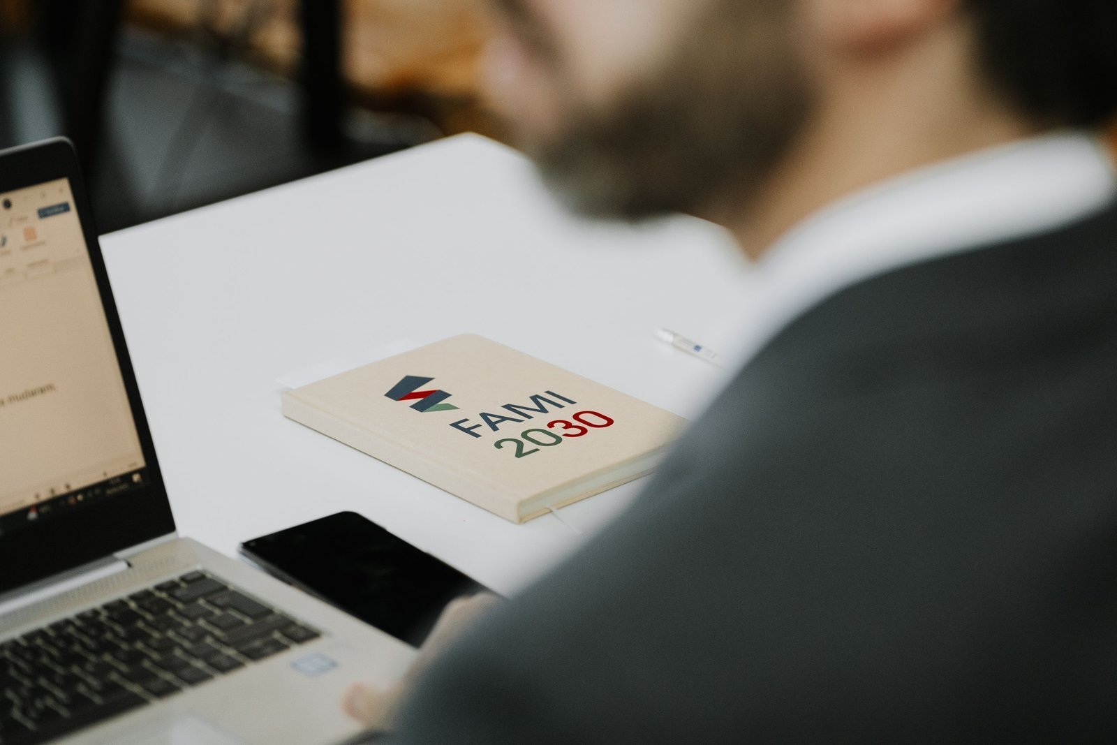 Fotografia profissional de reunião corporativa — equipa Turnip Portugal, 2025