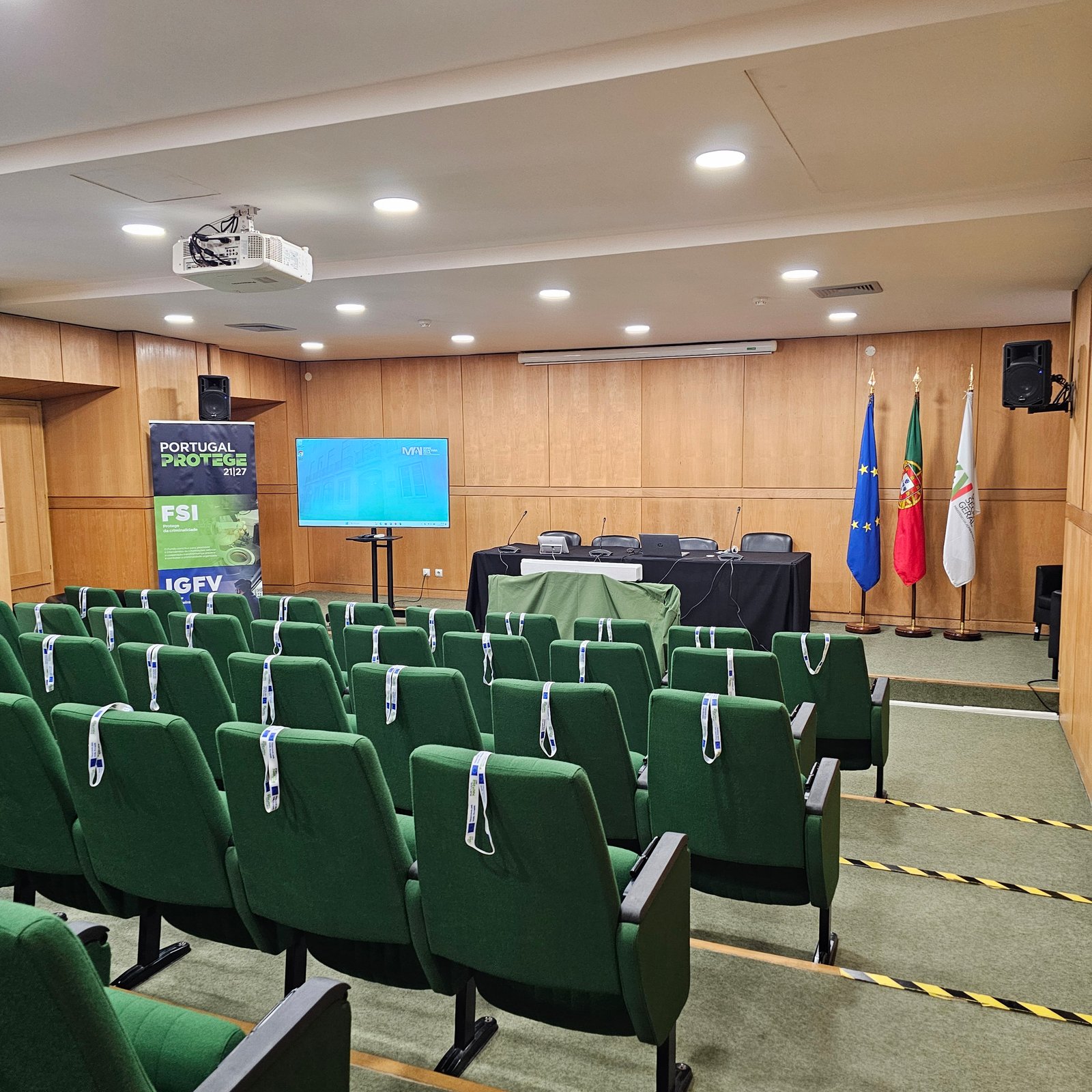 Interpretação para Comité de Acompanhamento Técnico do MAI — Tradução simultânea remota e equipamento de tradução — Turnip Portugal