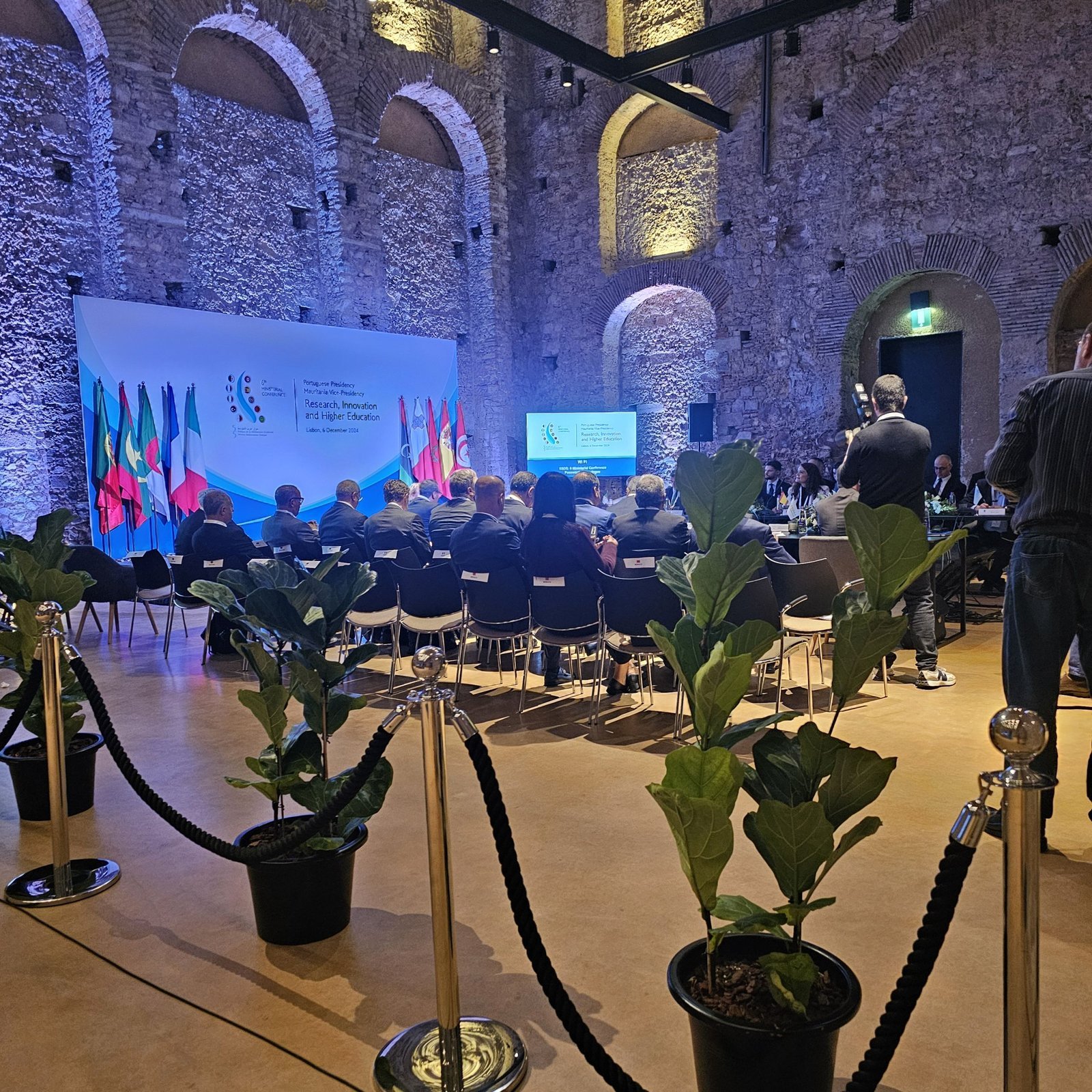 Reunião Iniciativa 5+5 sobre ciência — Iluminação, áudio, interpretação e equipamento — Turnip Portugal