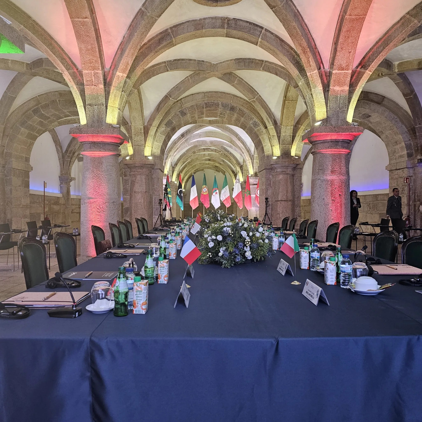 Iniciativa 5+5 Outubro 2023 — Interpretação simultânea, áudio, iluminação — Turnip Portugal