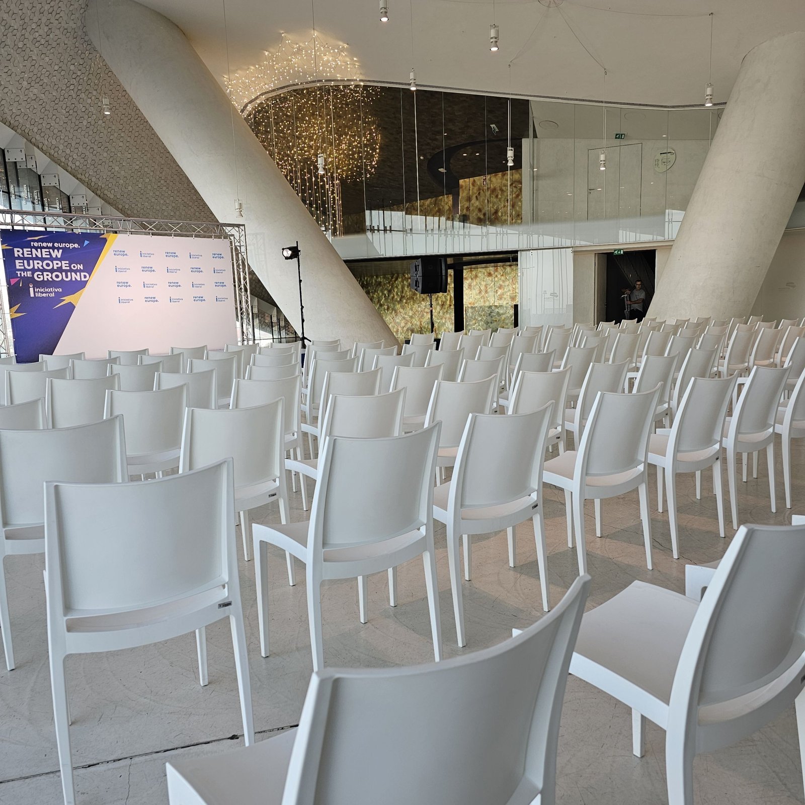Interpretação simultânea de conferência europeia sobre PMEs — Interpretação simultânea remota, áudio, luz, equipamento — Turnip Portugal