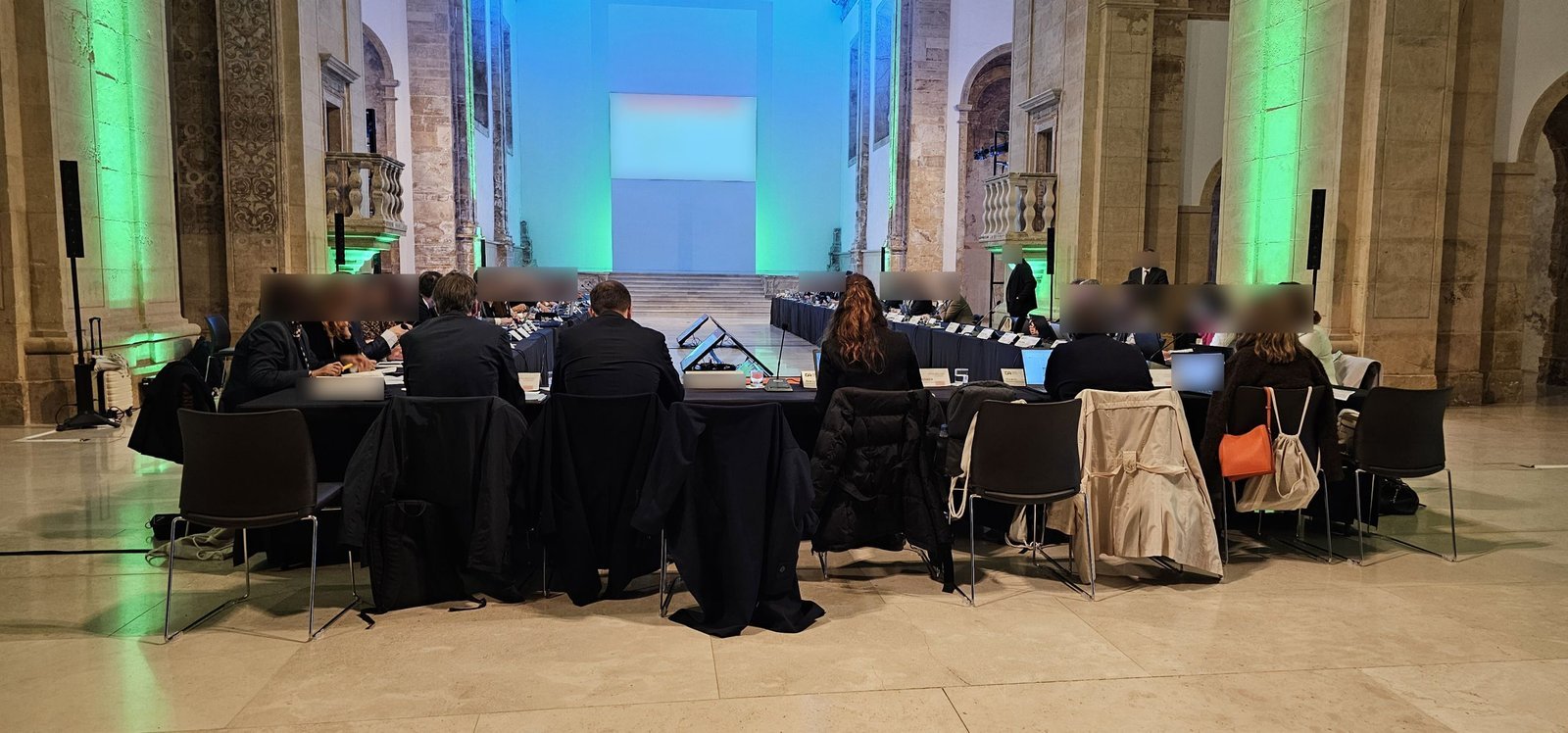 Coordenação técnica de reunião multi-idioma com 30 microfones — técnicos Turnip Portugal