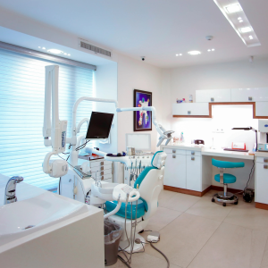 Interpretação de acompanhamento de paciente em cirurgia dentária