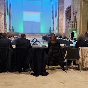 Reunião com 30 microfones e tradução simultânea remota